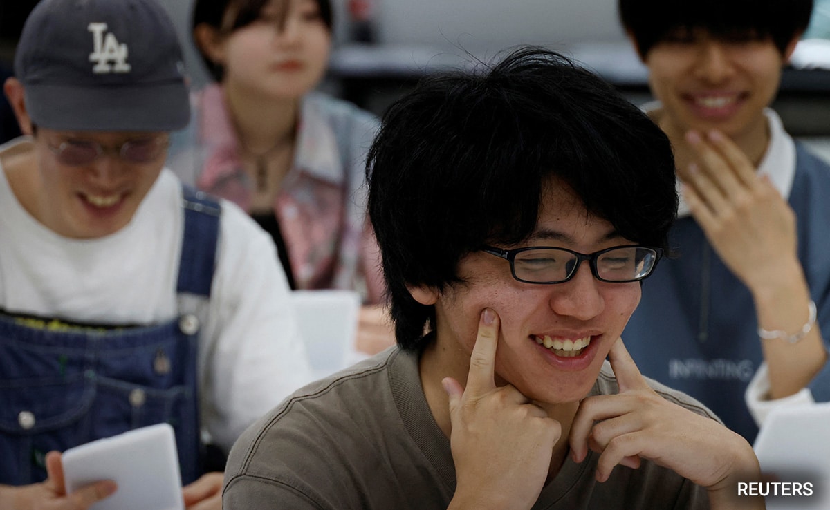 Japanese Take Classes To Re Learn Smiling As Country Lets Go Of Masks