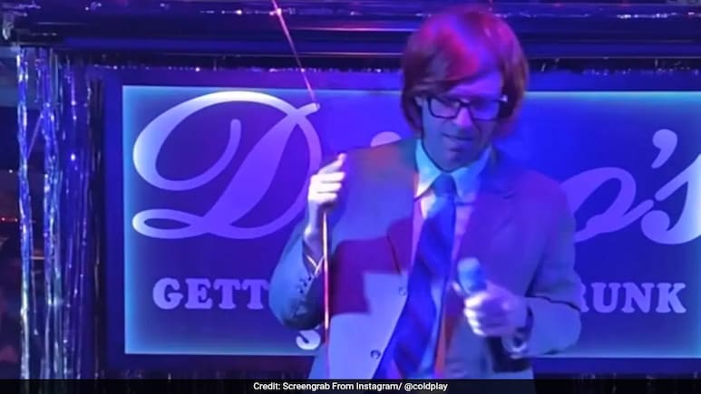 Coldplay's Chris Martin In Disguise, Performs New Song At Vegas Bar