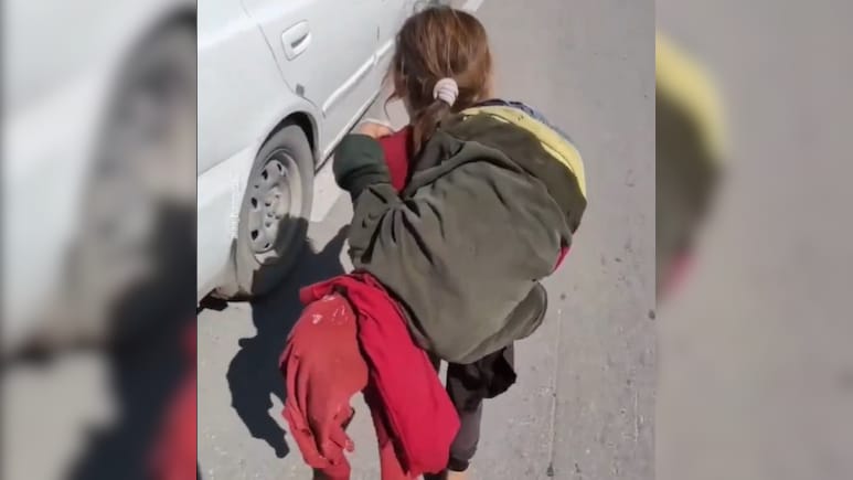 "Can't Walk": Girl Carries Injured Sister, Looks For Hospital In Gaza