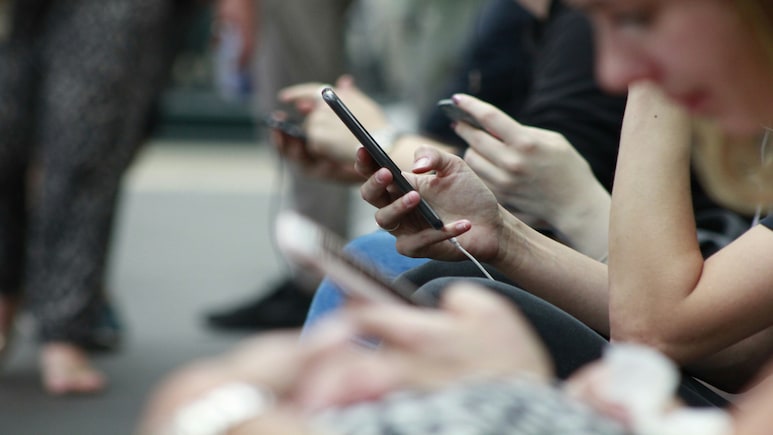 Australia Passes Landmark Order Banning Social Media For Under s