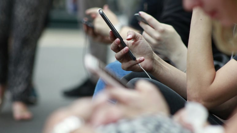 Australia's Social Media Ban Gets Support From Senate Committee