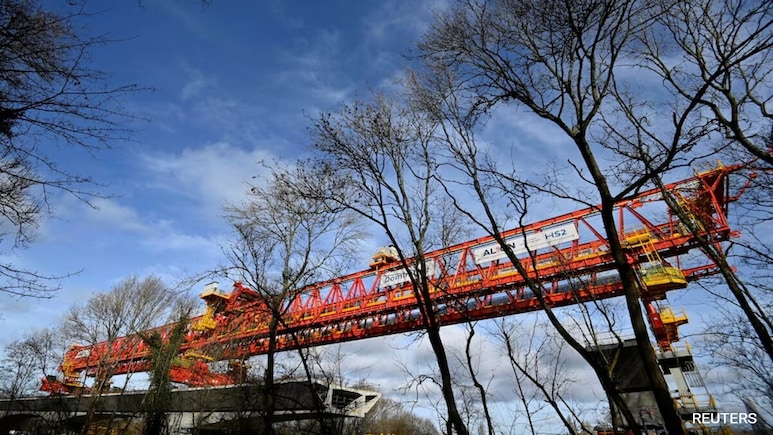 UK's Costly Railway Project Faces Growing Doubts Over Its Purpose