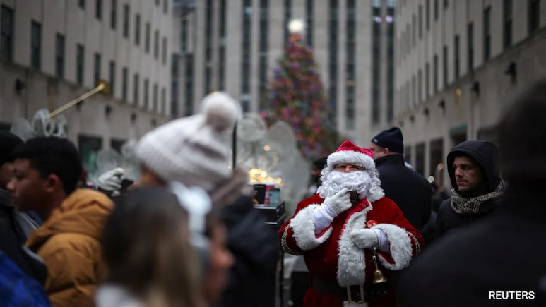 Santa Claus’ Reindeer-Powered Global Flight To Deliver Presents Underway