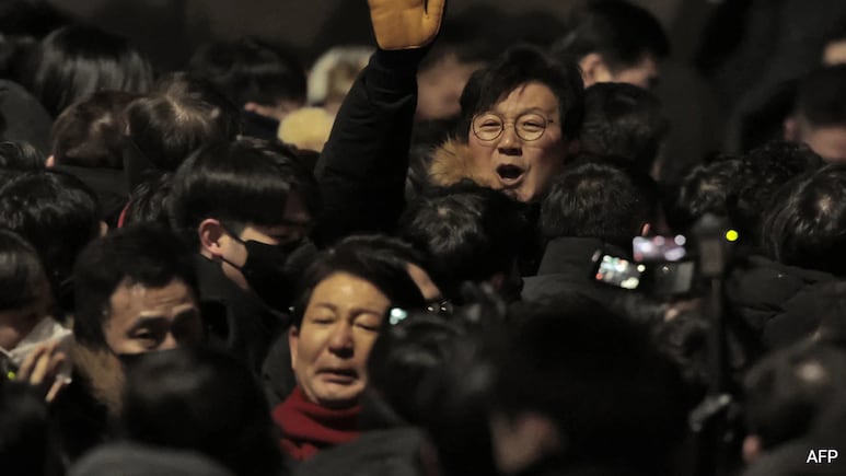 Clashes As South Korean Investigators Arrive To Arrest President Yoon