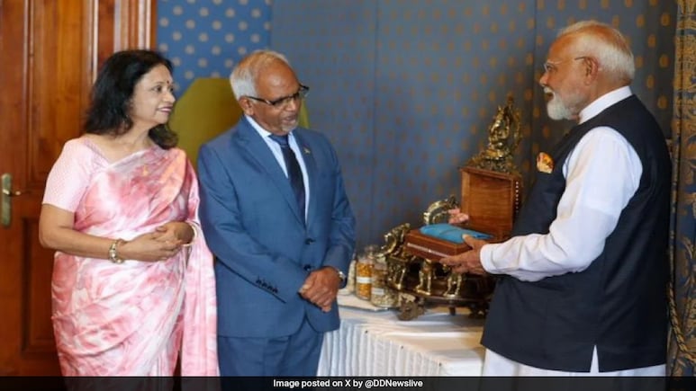 PM Modi Gifts Banarasi Saree To First Lady Of Mauritius, Brinda Gokhool